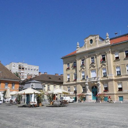 Stylish Historic Flat For 4 In Heart Of Oldbuda Budapeste Exterior foto