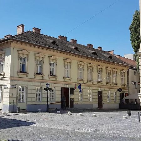 Stylish Historic Flat For 4 In Heart Of Oldbuda Budapeste Exterior foto