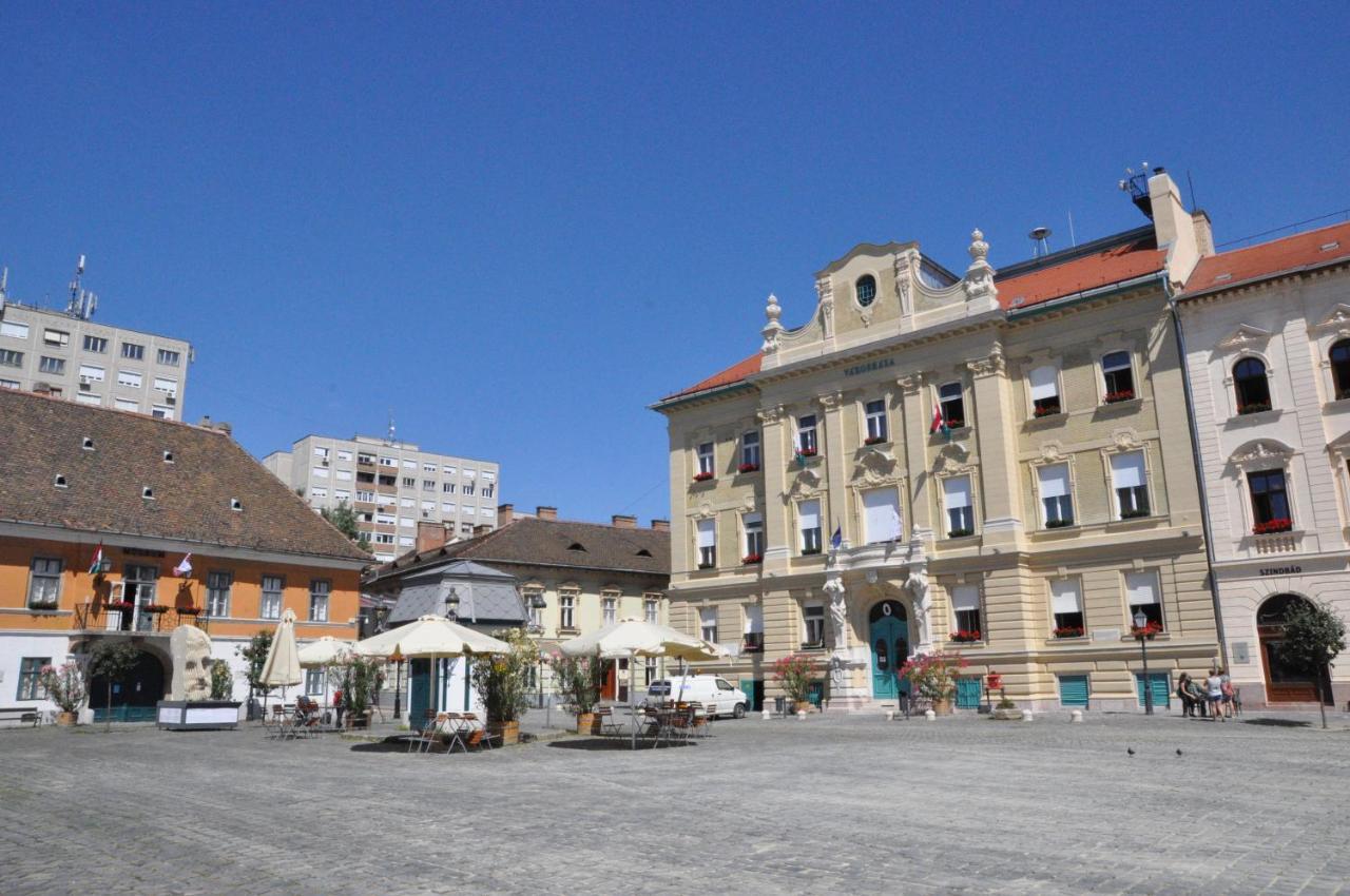 Stylish Historic Flat For 4 In Heart Of Oldbuda Budapeste Exterior foto