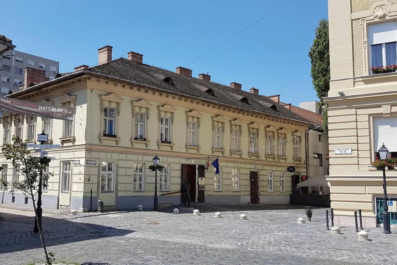 Stylish Historic Flat For 4 In Heart Of Oldbuda Budapeste Exterior foto